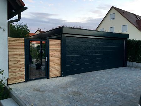 Carport mit Tor und Sichtschutz